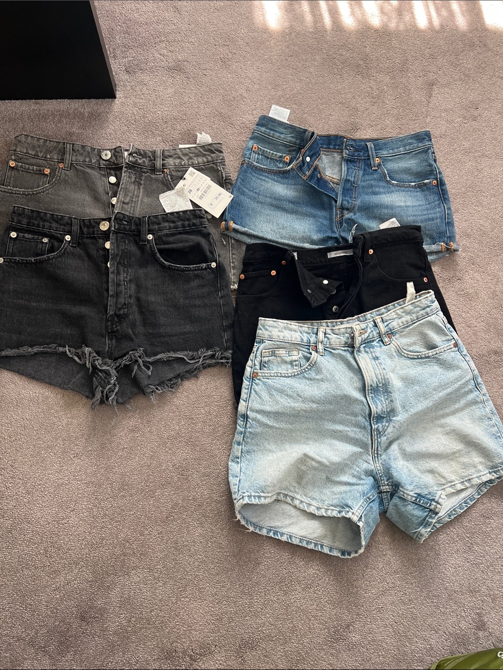 Zara and Levi’s lot size 6,8,27,29